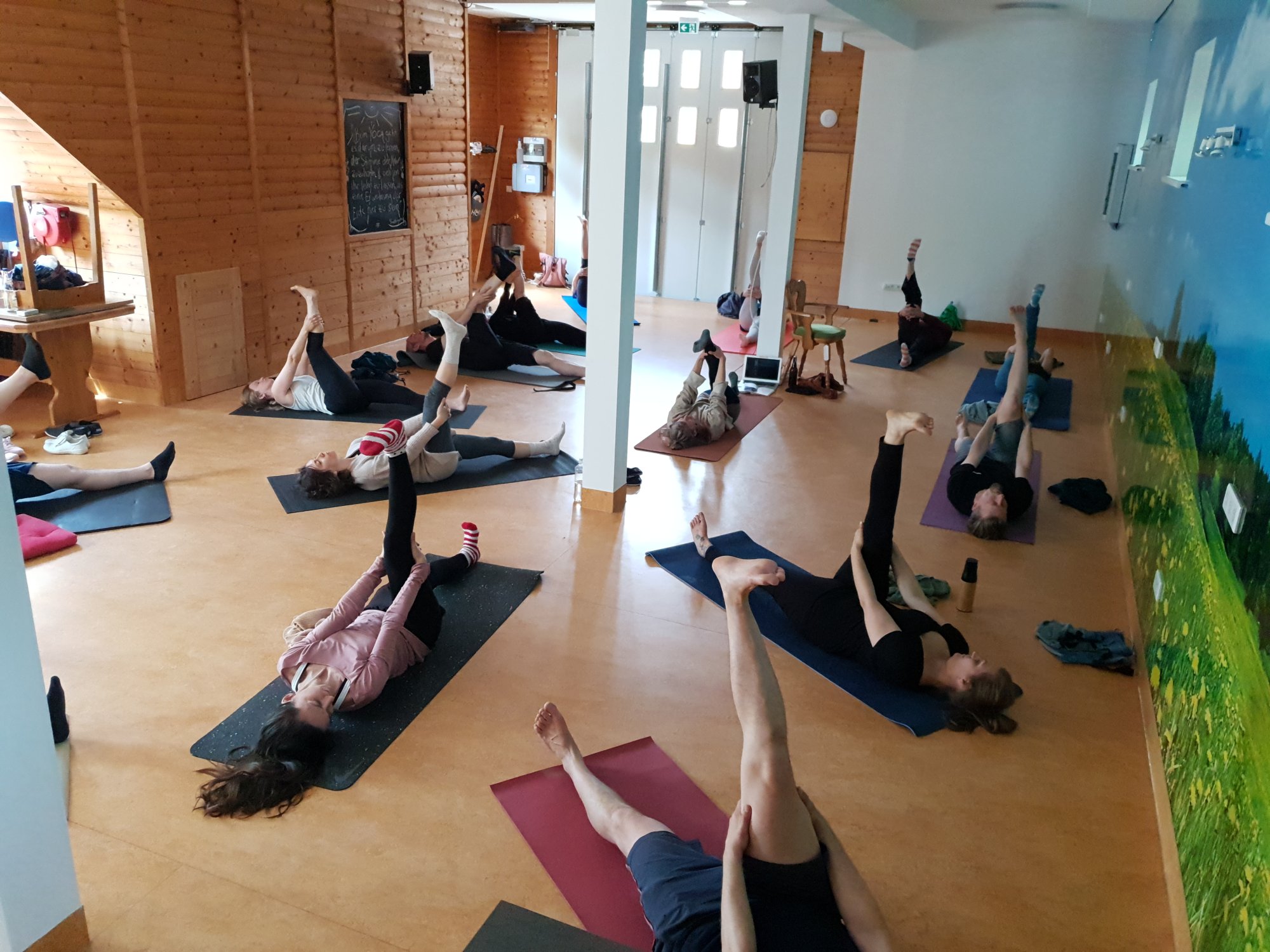 Yogagruppe beim Dehnen — At the Woodside
