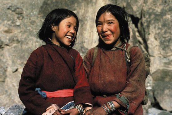 Zwei Mädchen in Ladakh — Local Futures
